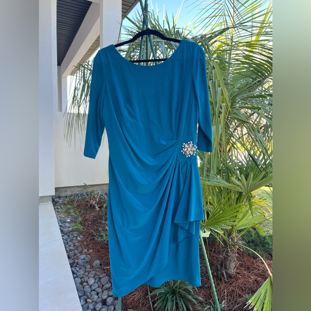ELEGANT TEAL DRESS WITH FLATTERING DRAPING & RHINESTONE BROACH size 14
